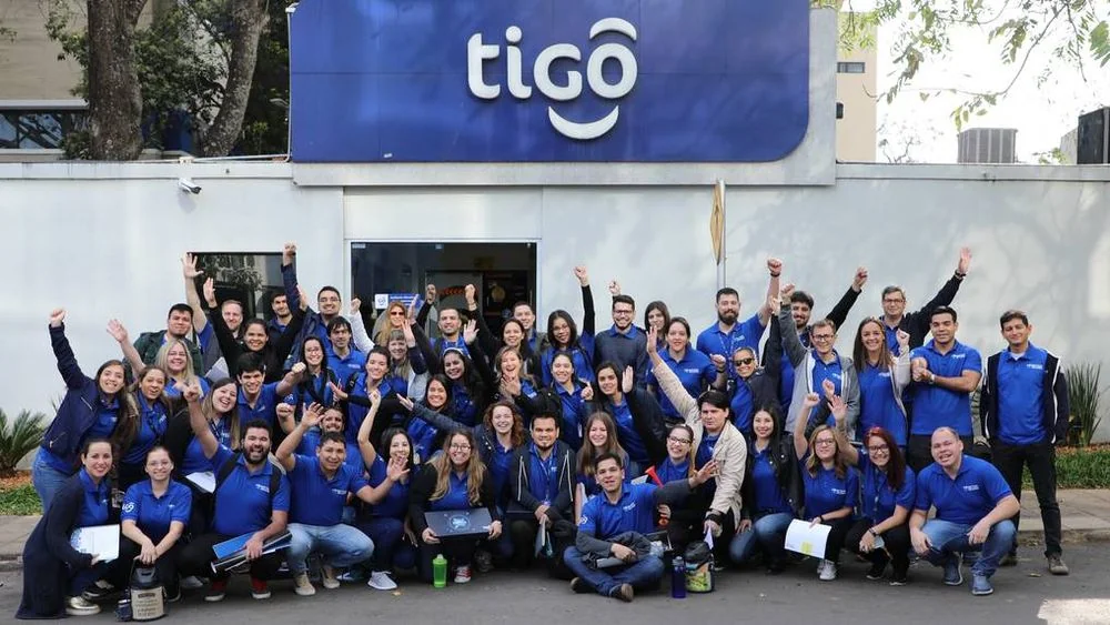 Equipo de Tigo Centroamérica con polos corporativos confeccionados por Grufama